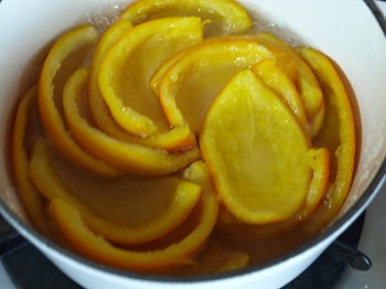 砂糖を溶かしたシロップで柑橘の皮を煮る