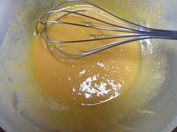 卵を割りほぐして砂糖他を順に加える