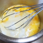 卵、ヨーグルト、豆乳他を混ぜる
