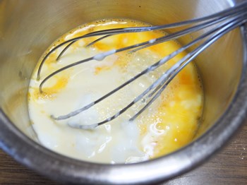 卵、豆乳他を混ぜる