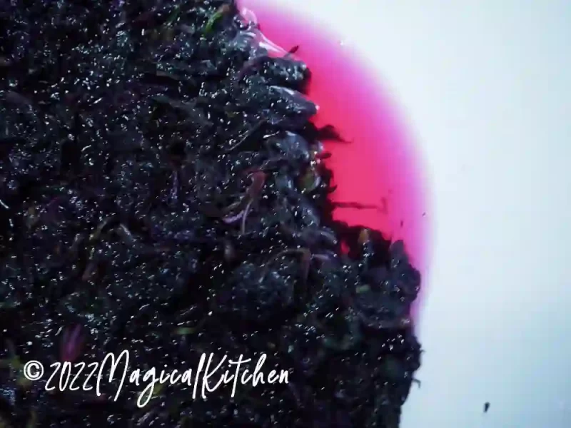 揉んだ赤紫蘇に梅酢をかける