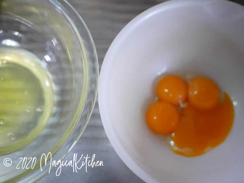 卵白と卵黄を別々のボウルに分ける