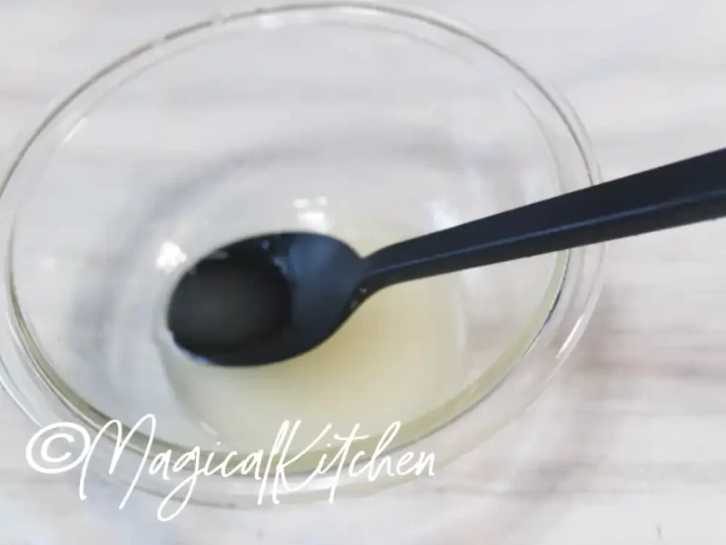 オイルとレモン汁を混ぜる