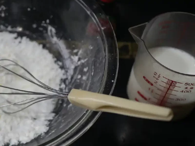 片栗粉と砂糖、牛乳